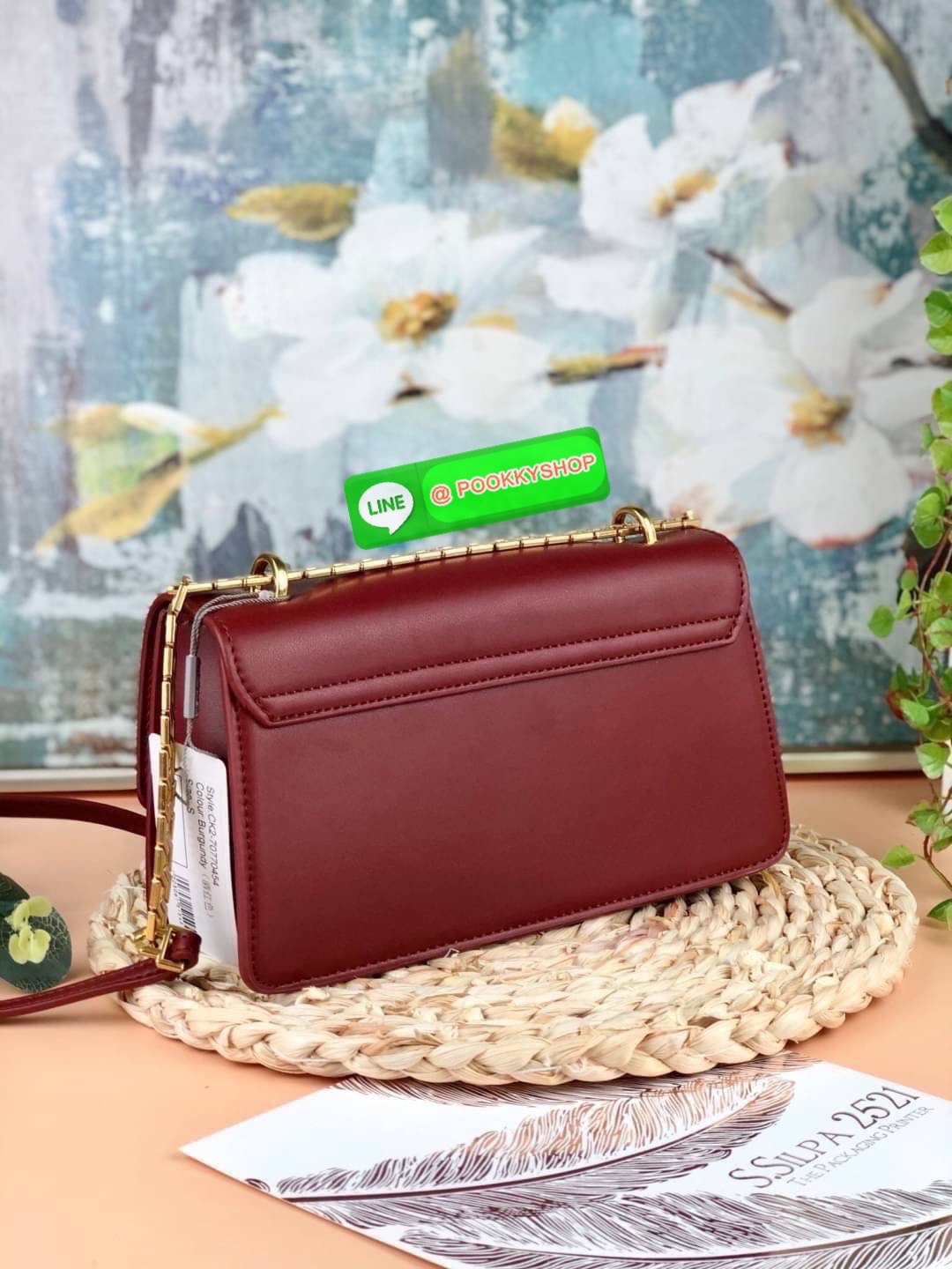 Charles & Keith Metallic Accent Evening Clutch กระเป๋าสะพายวางอยู่ทรงสวย สายโซ่ดีไซน์เก๋มากๆ สามารถสะพายแบบสายคู่/สายเดี่ยวแบบcrossbody ได้ เปิดปิดแบบตัวล็อกด้านหน้า เปิดมาจะมีช่องเล็กใส่บัตร/เหรียญได้ ช่องใหญ่ด้านในมีช่องซิปเล็ก 1 ช่อง ช่องใส่การ์ด 3 ช่อ