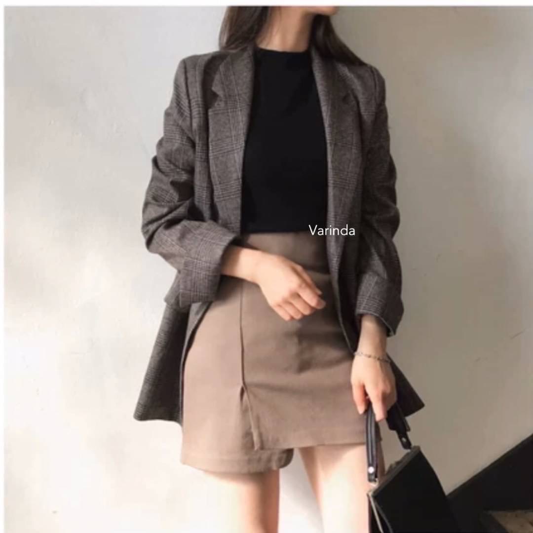 รุ่นนี้แนะนำมากกกก!! ทรงสวย ผ้าใส่สบายมาก ลูกค้าถามกันนมาเยอะมาก รีบสอยเลยจ้าาา สูทเป็นทรงบอย Korea มากๆ ใส่เท่ ใส่คลูๆ มีซับในทั้งตัว กระเป๋าจริงค่า