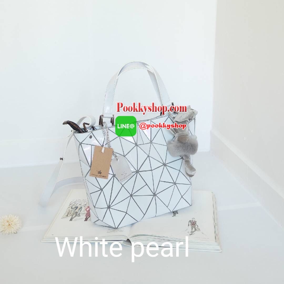 รุ่นขายดี ลาย Limited edition หายาก ปรับทรงได้ 2 แบบ น่ารักมาก สี Rose pearl สวยที่สุด มาพร้อมกระต่ายเข้า set เลิศคะ ⚡กระเป๋า จากแบรนด์ David Jones กระเป๋าสะพายข้างดีไซน์เกร๋มาก สีสวยหรูมาก ขนาดกะลังดีเลย ⚡น้ำหนักเบามากคะ ภายในมีช่องเก็บของจ