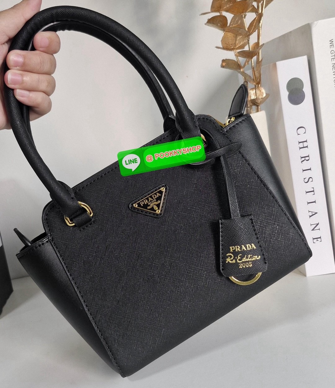 NEW ARRIVIAL มาใหม่กับกระเป๋าถือทรงยอดฮิต จากแบรนด์ PRADA อะไหล่ทองใบ ตัวกระเป๋าอยู่ทรงสวย ลาย SAFFIANO เปิดปิดด้วยซิป ด้านในมีช่องแยกและช่องใหญ่ แบ่งเก็บของได้เป็นสัดส่วน ขนาดกำลังดี ใส่ของได้หลากหลาย ใส่กระเป๋าสตางค์ใบกลางได้ มาพร้อมสายยาวสะพาย CROSSBOD