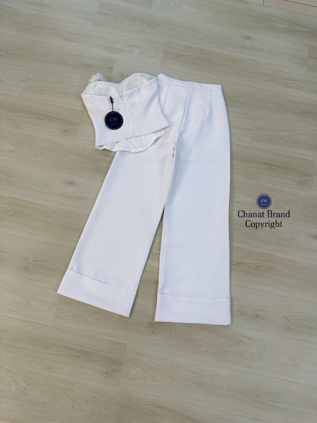 ชุดเซทแฟชั่น Set 2 ชิ้น เสื้อเกาะอกสีขาว ช่วงอกเสริมฟองน้ำ ด้านหน้าแต่งแถบกุ้นลาย (ซิปหลัง)