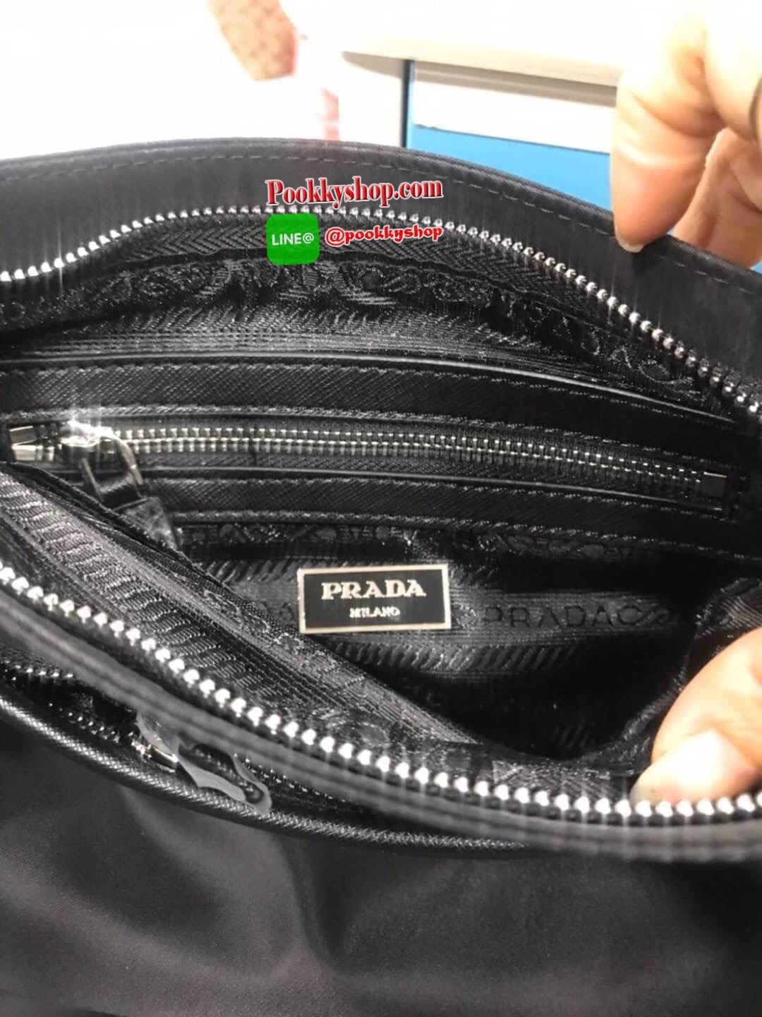 Prada Men's VELA Shoulder Bag ผ้าไนล่อน ตัวกระเป๋าขนาดกำลังดี สีดำด้าน สวยมากๆ ทำงานหรือเรียน เท่ห์และคลาสสิคสุดๆ มีช่องแบ่งเก็บของได้ถึง 3 ช่อง 1ช่องซิปใหญ่ ด้านใน 1 ช่องซิป และช่องใส่ของจุกจิ อีก 1 ช่อง แยกใส่ของเป็นสัดส่วน น้ำหนักเบา จุของคุ้ม สาย