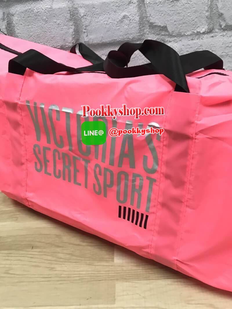 VICTORIA'S SECRET SPORT TOTE GYM BAG กระเป๋าถือเดินทางใบใหญ่สไตล์สปอร์ต วัสดุไนล่อนเนื้อดี ภายในกว้าง จุสัมภาระได้เยอะ น้ำหนักเบา ด้านหน้าและหัวซิปสกรีนโลโก้แบรนด์ เปิดปิดด้วยซิปเดียวสะดวกใช้งาน พกพาสะดวก ออกทริป เล่นยิม เล่นโยคะ สัมภาระเยอะแค่ไหนก็ห