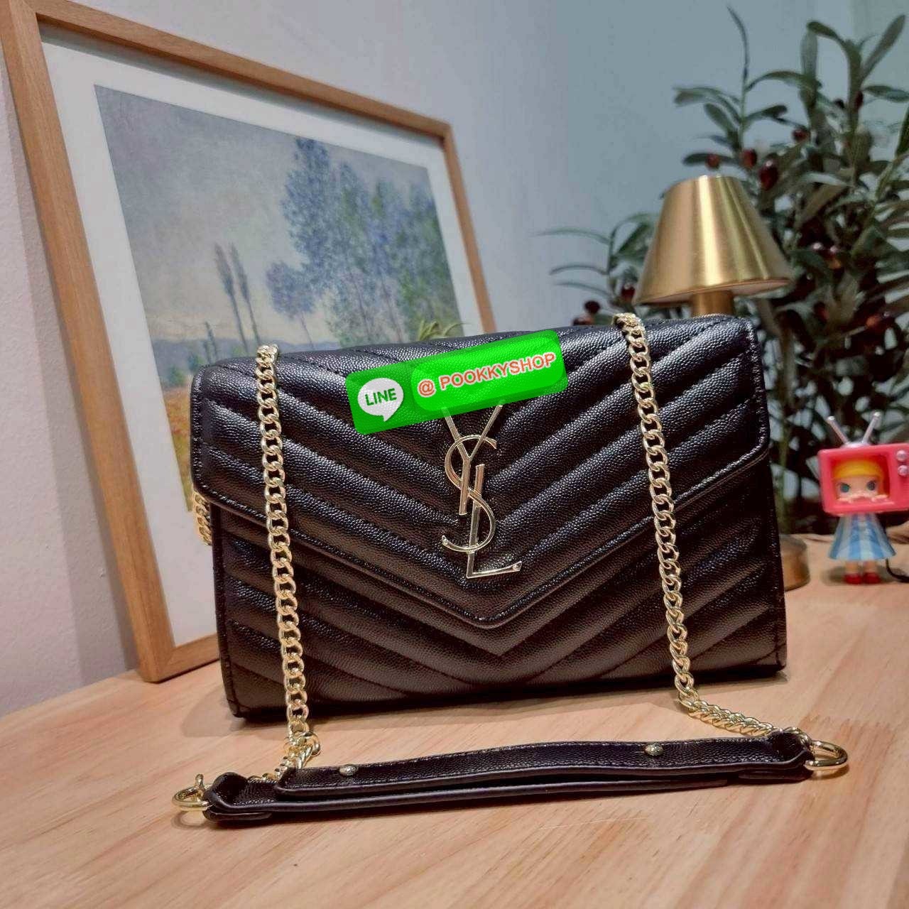 🔆 Model YSL clutch bag with chain ไม่เคยผิดหวังจริงๆ!! กับรุ่นที่สาวๆรู้กัน กระเป๋าสะพายพรีเมี่ยมกิ๊ฟ จากเคาน์เตอร์ vip dutyfree ทรง woc สุดฮอต ดีไซน์เรียบหรู โดดเด่นด้วยโลโก้ด้านหน้า เพิ่มดีเทลความผู้ดี ใช้งานง่ายเพียงแค่เปิด-ปิดด้วยกระดุมแม่เหล็