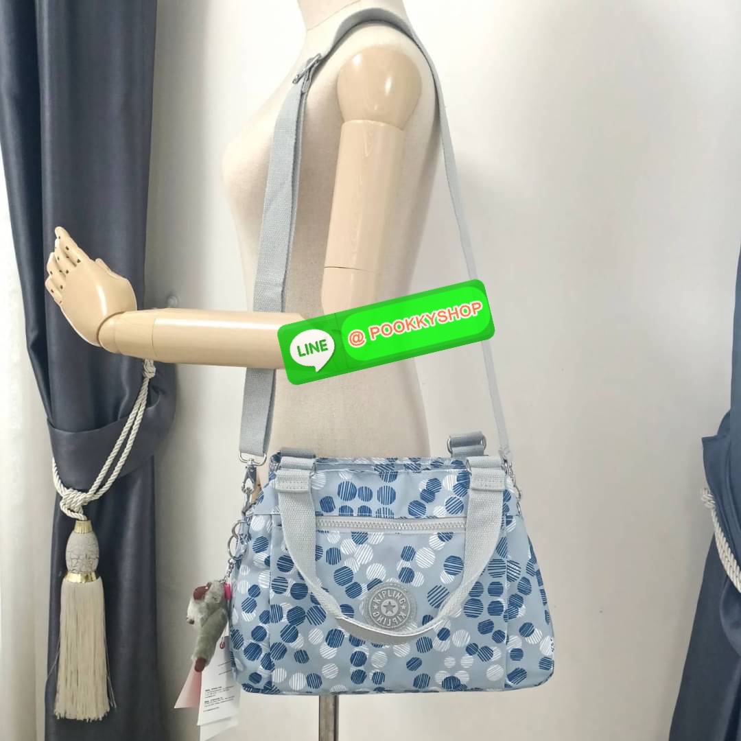 KIPLING ELISE HANDBAG กระเป๋าถือและสะพายไหล่ วัสดุ Nylon +Polyester ขนาดกำลังพอดี จุของได้มาก มีหูจับสองสาย ถือสะดวก น้ำหนักเบา มีช่องซิป ด้านหน้า ช่อง กระเป๋าหลักเปิด-ปิดด้วยซิป มี3 ช่องว่างใส่ของได้จุมากๆ ใส่มือถือได้ กระเป๋าสตางค์ใบยาว และ เครื่องสำอาง
