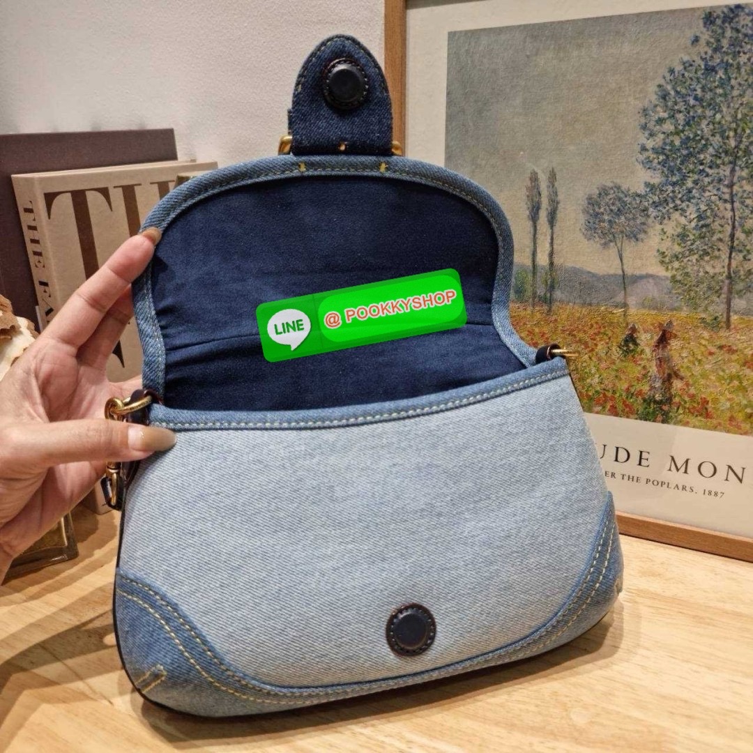 COACH CR737 SOHO BAG IN REPURPOSED DENIM 🔅 Details เลิกสวยแซ่บกี่โมงคะคุณน้า! ไอเท็มให้พาใจสั่นมาอีกแล้ว! กับกระเป๋าสะพายไหล่สไตล์วินเทจ ที่ยังคงแมสและฮอตมาก ด้วยรูปทรงที่ใช้งานง่าย ไม่เกะกะ แต่มีความเรียบหรูในตัว กระเป๋าปิดด้วยกระดุมแม่เหล็ก ภายใ