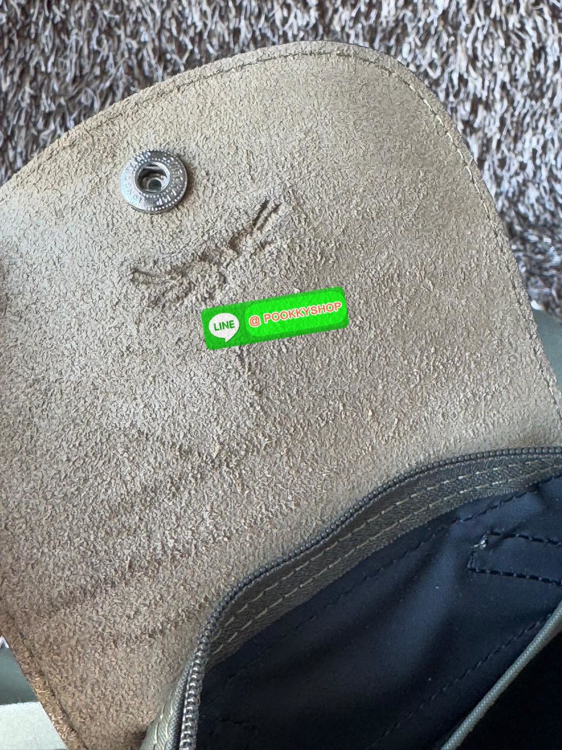 💕LONGCHAMP LE PLIAGE M BACKPACK กระเป๋าเป้น้ำหนักเบาพิเศษนี้ผลิตจากผ้าใบไนลอนรีไซเคิลที่ทนทานและพับเก็บได้ เหมาะสำหรับทุกโอกาส การออกแบบอเนกประสงค์และมีพื้นที่ภายในกว้างขวางที่สามารถเก็บแล็ปท็อปหรือโน๊ตบุ๊กได้ ในขณะที่สายสะพาย ปรับระดับได้ แมตช์ได