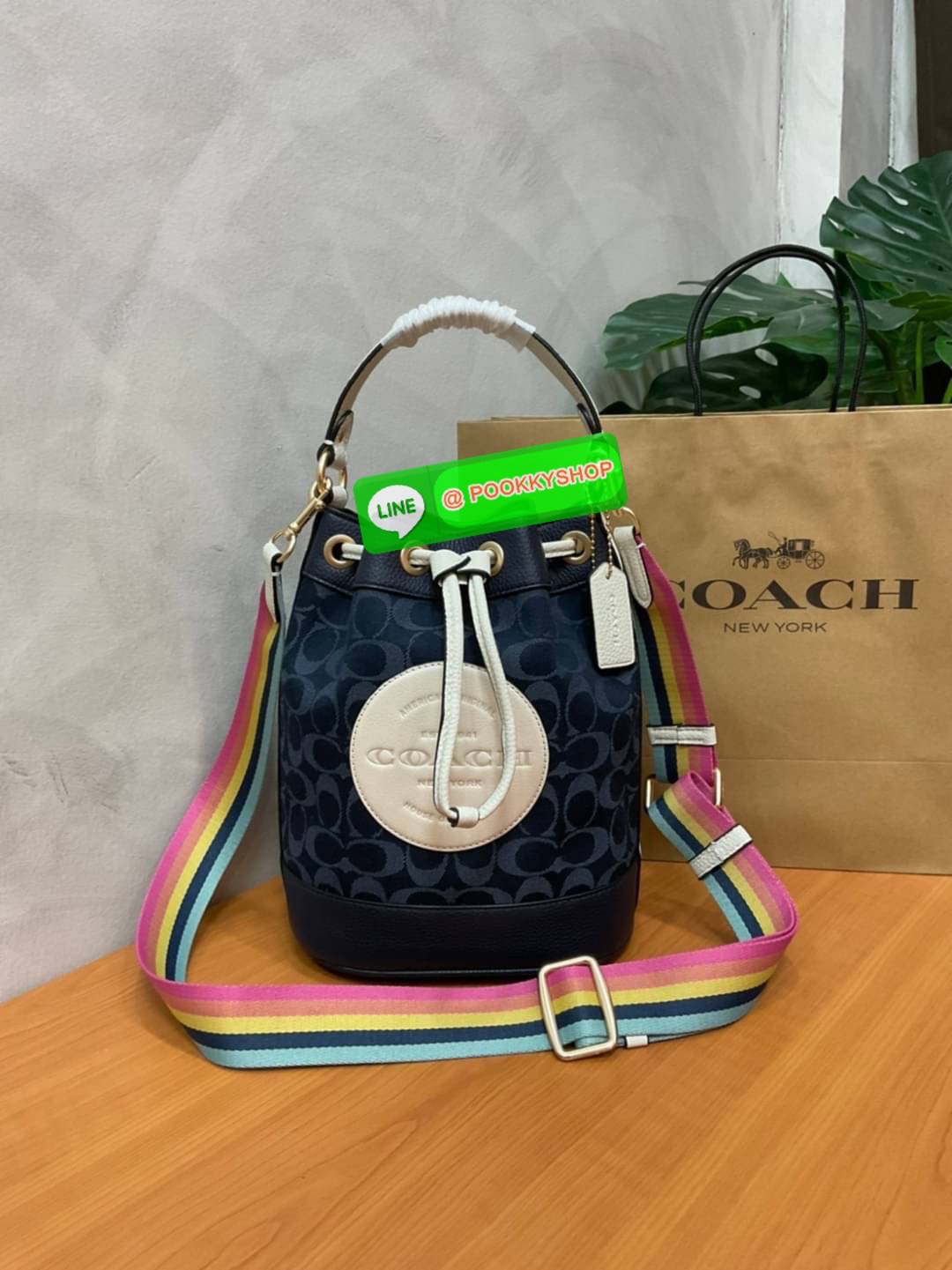 New arrival! 🌈น้องใหม่ล่าสุด สวยหรู ดูดีมากๆค่ะ! COACH DEMPSEY DRAWSTRING BUCKET BAG ((C4100//C4102)) พร้อมส่งที่ไทยค่ะ! กระเป๋าทรงขนมจีบ หนังแท้นิ่มสวยมากๆค่ะ จุดเด่นด้านหน้าปั้มโลโก้แบรนด์ ปากกระเป๋าแบบหูรูดใช้งานง่าย ภายในสามารถใส่ของจำเป็นในชี
