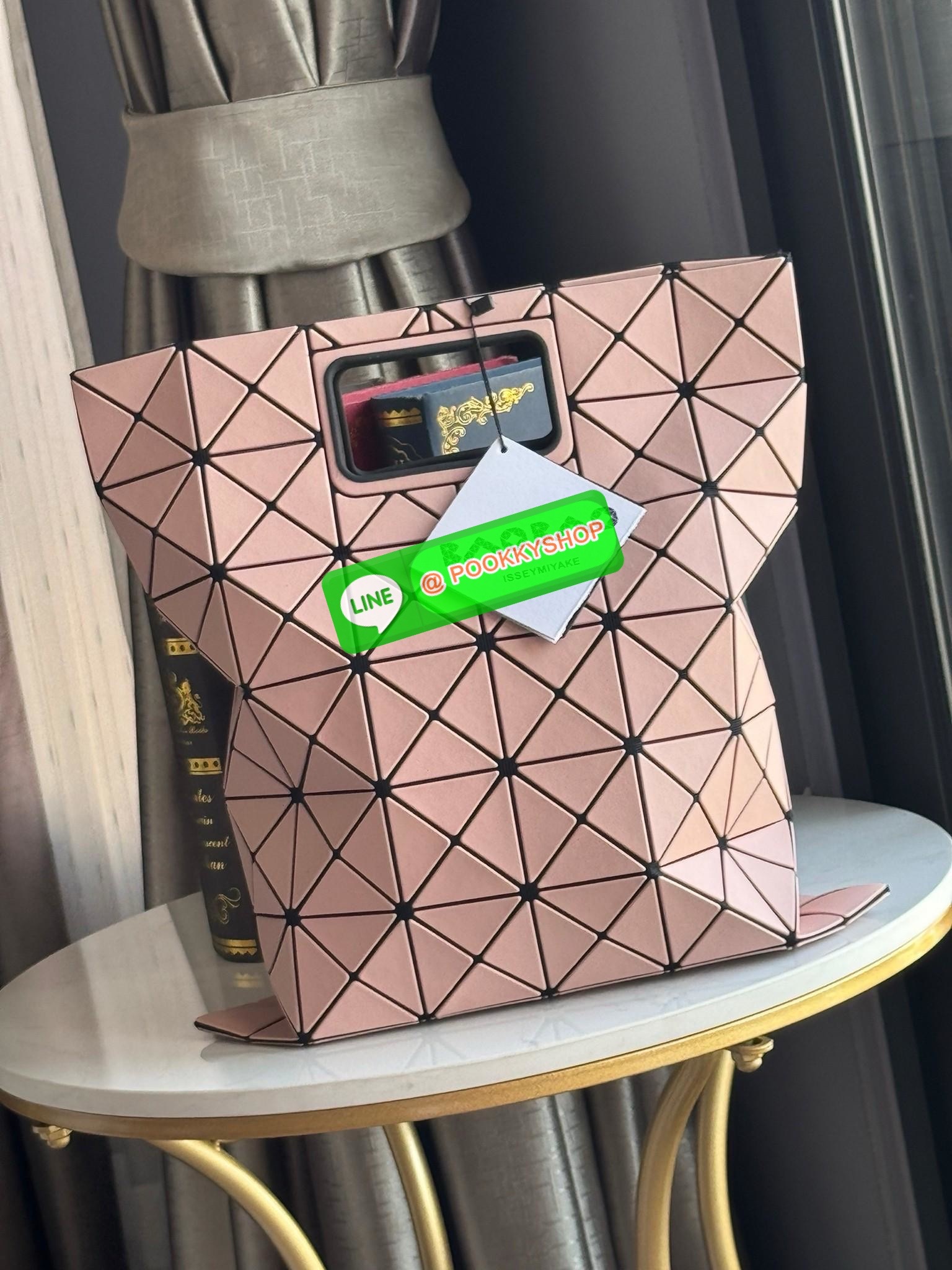 Baobao Issey Miyake large Bocca matte-finish tote bag BOCCA MATTE เป็นกระเป๋าถือรูปแบบใหม่ที่มีด้ามจับด้านในที่ช่วยให้กระเป๋าวางอยู่บนแขนหรือข้อมือได้อย่างนุ่มนวล เป็นกระเป๋าถือขนาดใหญ่นี้มีกระเป๋าด้านในพร้อมซิปที่ช่วยให้จัดเก็บได้อย่างปลอดภัย สามารถใส่แล
