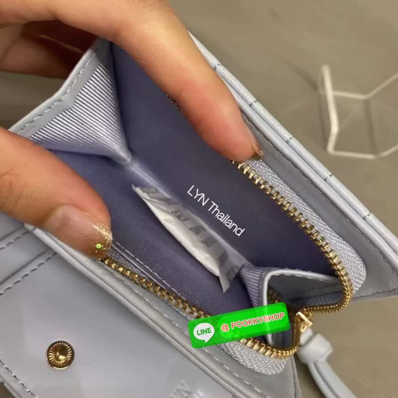 Lyn Decade Wallet กระเป๋าเงินใบสั้น รุ่นนี้สวยน่ารักมากๆ จับถนัดมือ มีฟังก์ชันให้ใช้ครบจบในใบเดียว! วัสดุหนังนุ่มมือ เดินด้ายทั้งใบเพิ่มดีเทล มีโลโก้สวยเด่นที่ด้านหน้า เปิดปิดแบบกระดุมแม่เหล็ก มีช่องใส่ธนบัตรได้ตามยาว ใส่แบงค์ไม่ต้องพับค่า ช่องการ์ด และมี