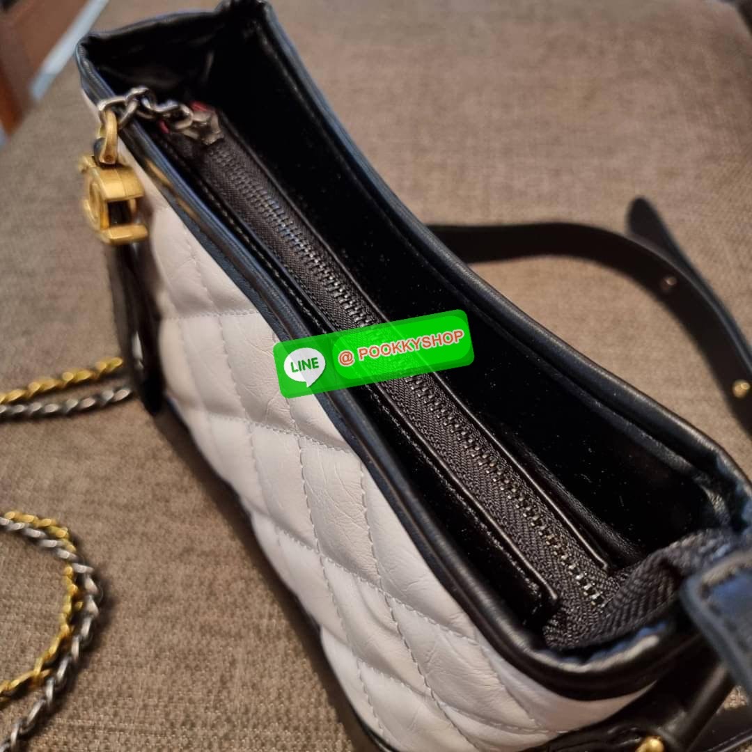 RESTOCK!! LIMITED SHOULDER BAG พรีเมี่ยมกิ๊ฟ Chanel ไซส์คลาสสิค กระเป๋าสะพายข้าง/ไหล่ หนังสังเคราะห์ นิ่ม หรู มาพร้อมพวงกุญแจสัญลักษณ์แบรนด์ พิเศษ!! สายคล้อง jumbo font เพิ่มดีเทลความแพง อะไหล่พร้อมโซ่สะพายสีทองสลับสีเงินรมดำ สามารถสะพาย crossbody หรือสะพ