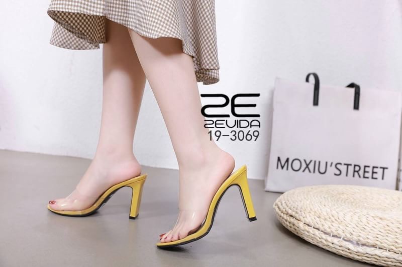 เเบบขายดีพร้อมส่งรุ่น best seller ส้นสูงวัสดุพียูใสนิ่มเเบบสวม ส้นสูง 4 นิ้ว เป็นรุ่นที่ใส่ง่ายมากๆ กระเเสเเรงเว่อร์ๆ เห็นเเล้ว like เลย ใส่เเล้วดูเซ็กซี่ เปรี้ยวดูดี ขับผิวขาว ครบ!!!ไม่อยากพลาด รีบจับจองเป็นเจ้าของกันด่วน