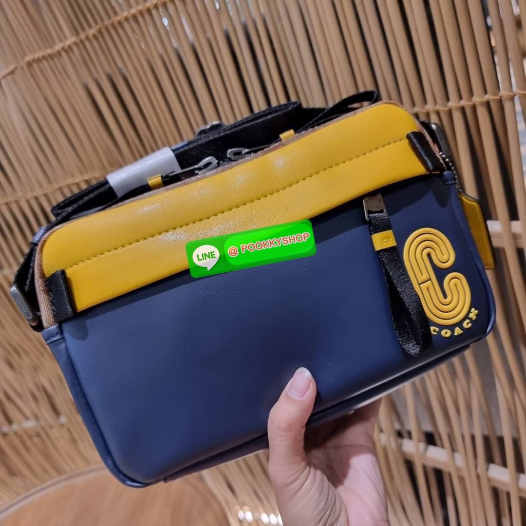 COACH 2373 EDGE CROSSBODY ความเท่ never die!! กระเป๋าครอสบอดี้ทรงยอดฮิต ที่หนุ่มๆไม่ควรพลาด รูปทรงดีไซน์คลาสสิค ใช้งานง่าย วัสดุหนังแท้สลับแคนวาส โดดเด่นด้วยลูกเล่นโทนสี ตัวกระเป๋ามีซิปหลัก และซิปด้านหน้า พร้อมช่องแยกด้านหลัง ใส่ของไปเลยเน้นๆ ใส่โทรศัพท์ม