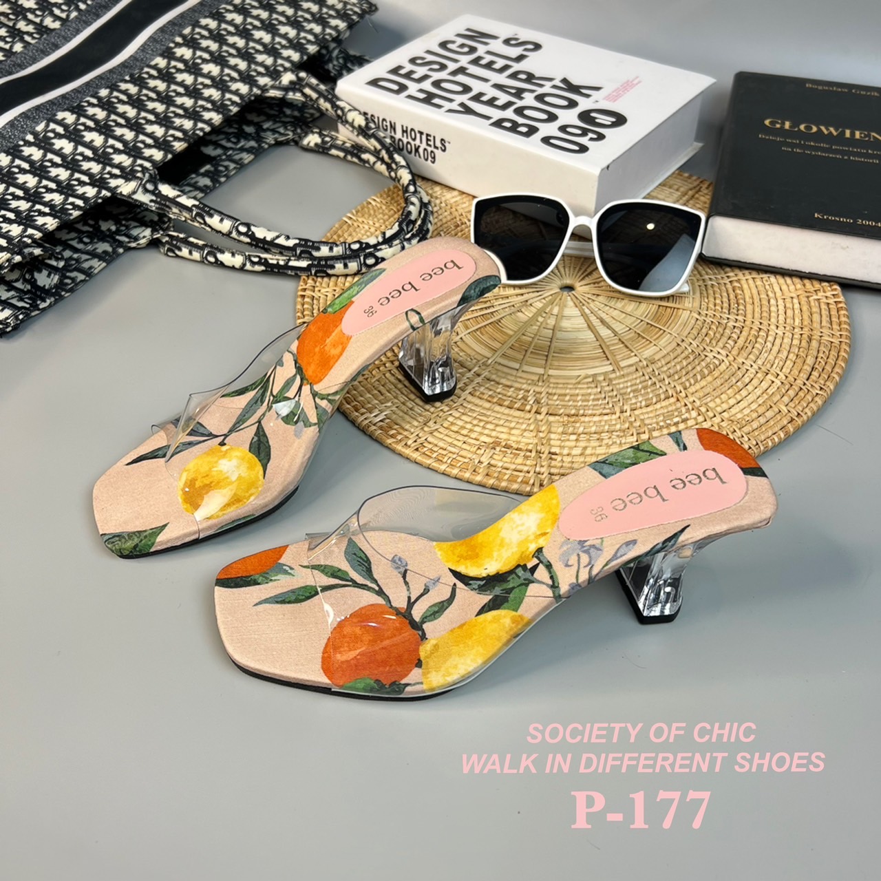 New in ‼️ โอ๊ยยย สวยไม่ไหว งานส้นแก้ว พื้นสวยมากกก ลายน้องส้ม สวยจึ้ง ไปอีก หน้าสวมพลาสติกใส แมทช์ชุดง่าย สูง 2.5 นิ้ว พร้อมสับแล้วไปกันเลยแม่!!!