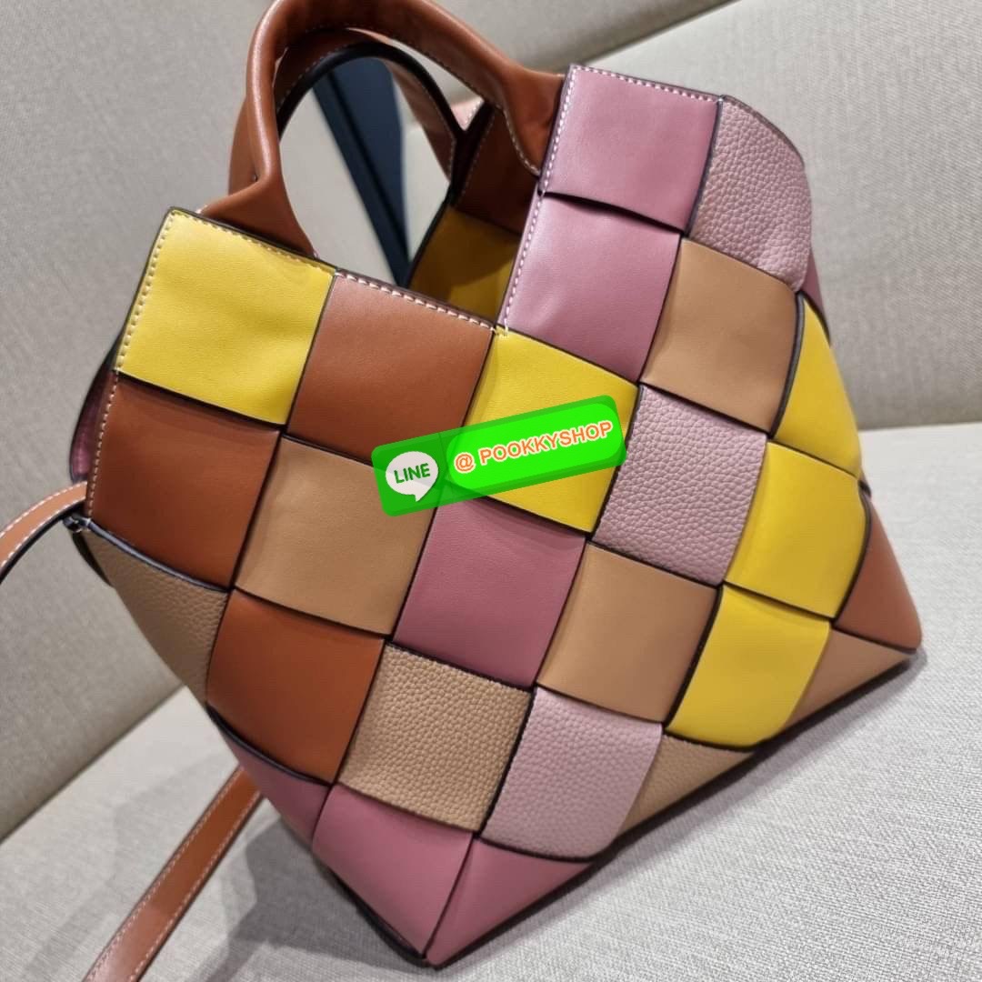 LOEWE SURPLUS LEATHER WOVEN BASKET BAG IN CLASSIC CALFSKIN ใหม่ล่าสุดและสวยที่สุด กระเป๋าสะพานที่ถักทอด้วยความปราณีต โดดเด่นด้วยสีที่จับมาคอนทราสได้ลงตัว ใบใหญ่จุได้แบบเน้นๆ วัสดุหนังวัวแท้เต็มใบ หรูเลิศ ปากกระเป๋ามีสายหนังสำหรับผูกรวบปากกระเป๋า ภายในโล่ง