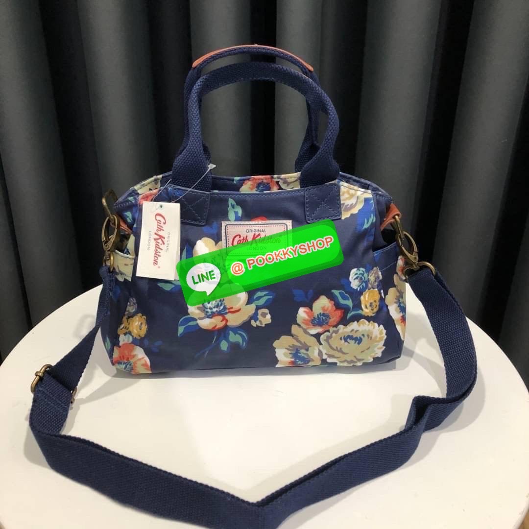 Cath Kidston Mini day Bag กระเป๋าถือหรือสะพายสุดชิค เหมาะสำหรับใช้สะพายในวันทำงานหรือวันสบายๆ เก็บของใช้ระหว่างวันได้เยอะค่ะ เปิด-ปิดด้วยซิป ด้านในมี 1ช่องใหญ่ ช่องซิป 1ช่องและช่องเล็กให้แยกเก็บมือถือของจุกจิก สวยคุ้มมากๆ มีหูจับ มาพร้อมสายสะพายยาวปรับระด
