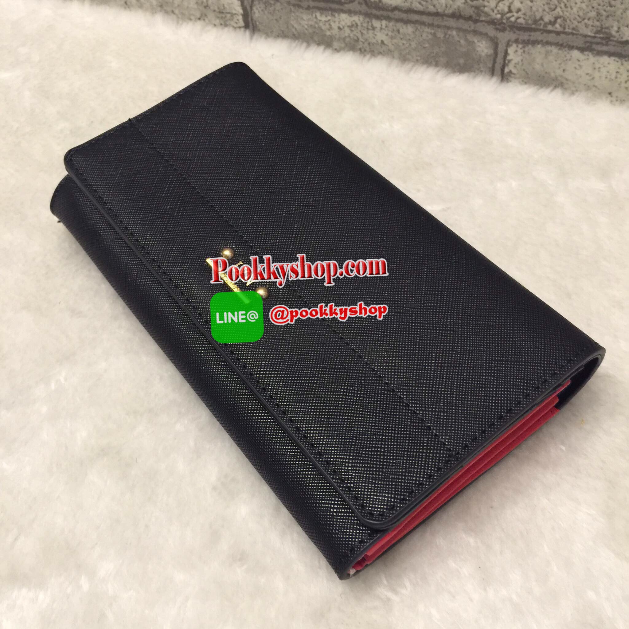 New Arrival!! LYN CLARLYNNA WALLET กระเป๋าเงินใบยาว ด้านหน้าแต่งโลโก้แบรนด์สีทองหรู เปิดปิดด้วยกระดุม ด้านในมีช่องใส่บัตร 10 ใบ พร้อมช่องซิปใส่เหรียญและช่องธนบัตร 2 ช่องใหญ่ เป็นกระเป๋าเงินที่สวยเรียบหรูมากๆค่า