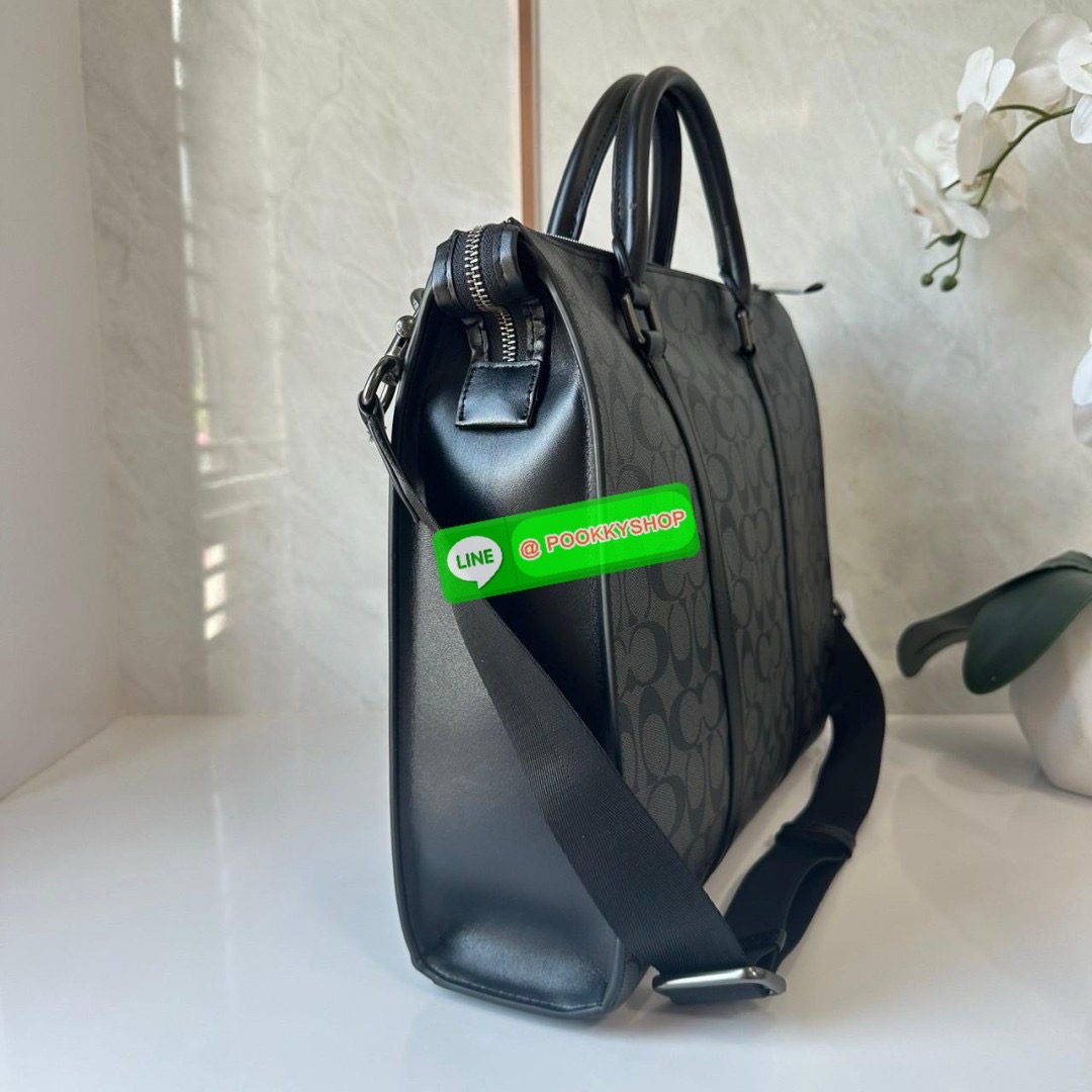 COACH GRAHAM ZIP BRIEF (CE439) 🔖กระเป๋าใส่โน๊ตบุ๊คใส่เอกสารใบใหญ่ 🔖วัสดุ:หนังแท้ทั้งใบ 🔖เปิดปิดด้วยซิป ภายในกว้าง มีช่องย่อยใส่ของจุกจิก ช่องใส่บัตร ใส่เอกสารและของสำคัญได้เยอะ 🔖สายสะพายสามารถถอดออกและปรับระดับได้คะ