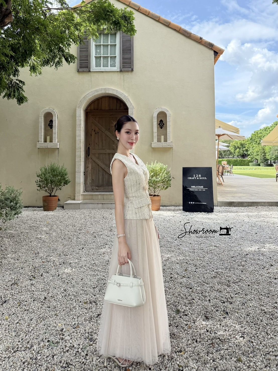 ชุดเซทแฟชั่น เซ็ตเสื้อคอวีแขนกุดผ้าทวีต มาพร้อมกระโปรงผ้ามุ้งยาวดีไซน์เก๋