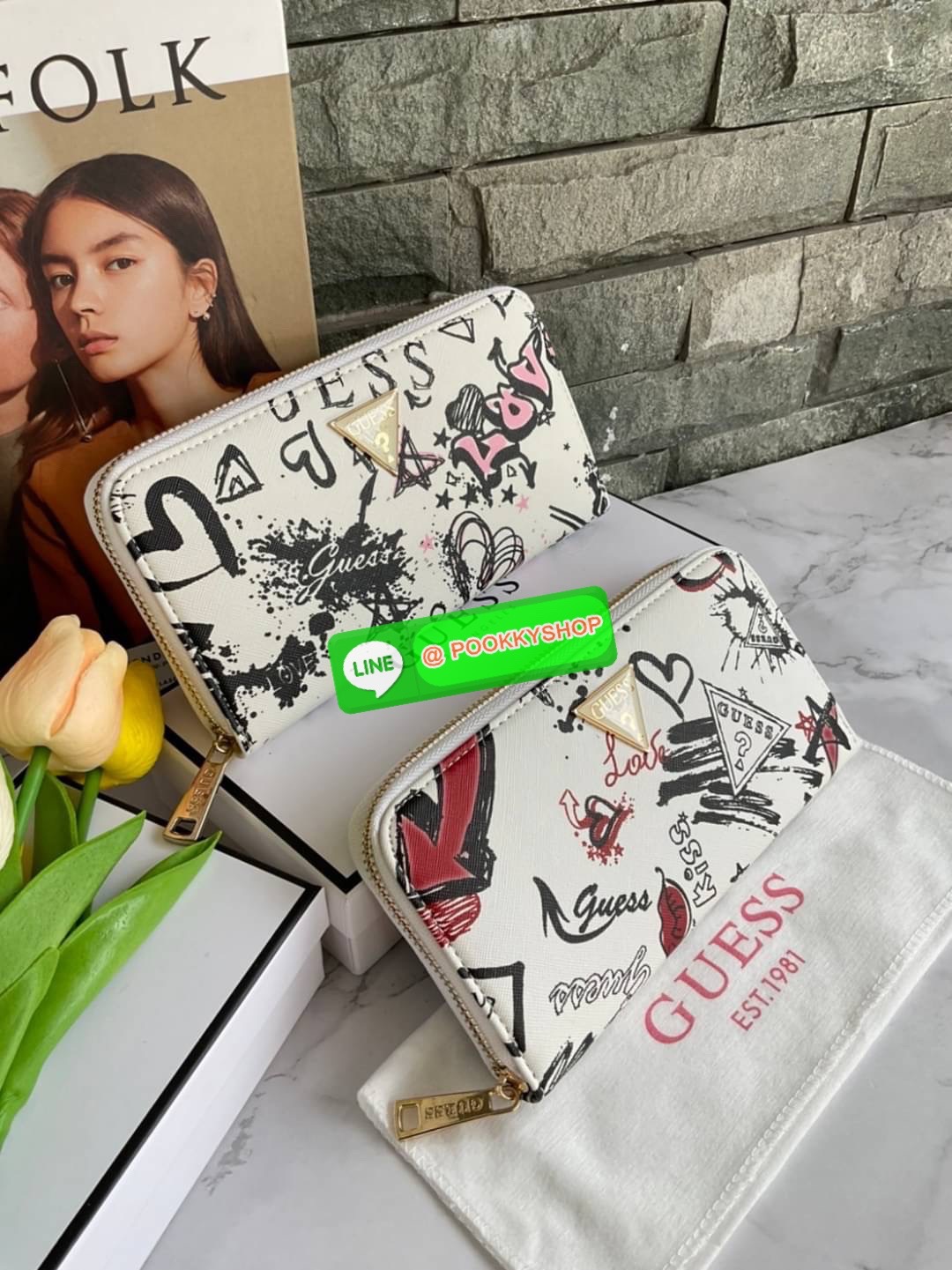 GUESS ABREE PRINTED ZIP-AROUND WALLET กระเป๋าสตางค์ใบยาวหนังซาเฟียโน่พิมพ์ลายดอกสวยหรู ด้านหน้าประดับโลโก้แบรนด์ เปิดปิดด้วยซิป ภายในแบ่งเป็น 3 ช่องหลักใส่ธนบัตรได้ มีช่องซิป 1 ช่อง ช่องใส่บัตร 8 ช่อง และมีช่องด้านหลังใส่บัตรสามารถใสธนบัตรได้อีกด้วย สามาร