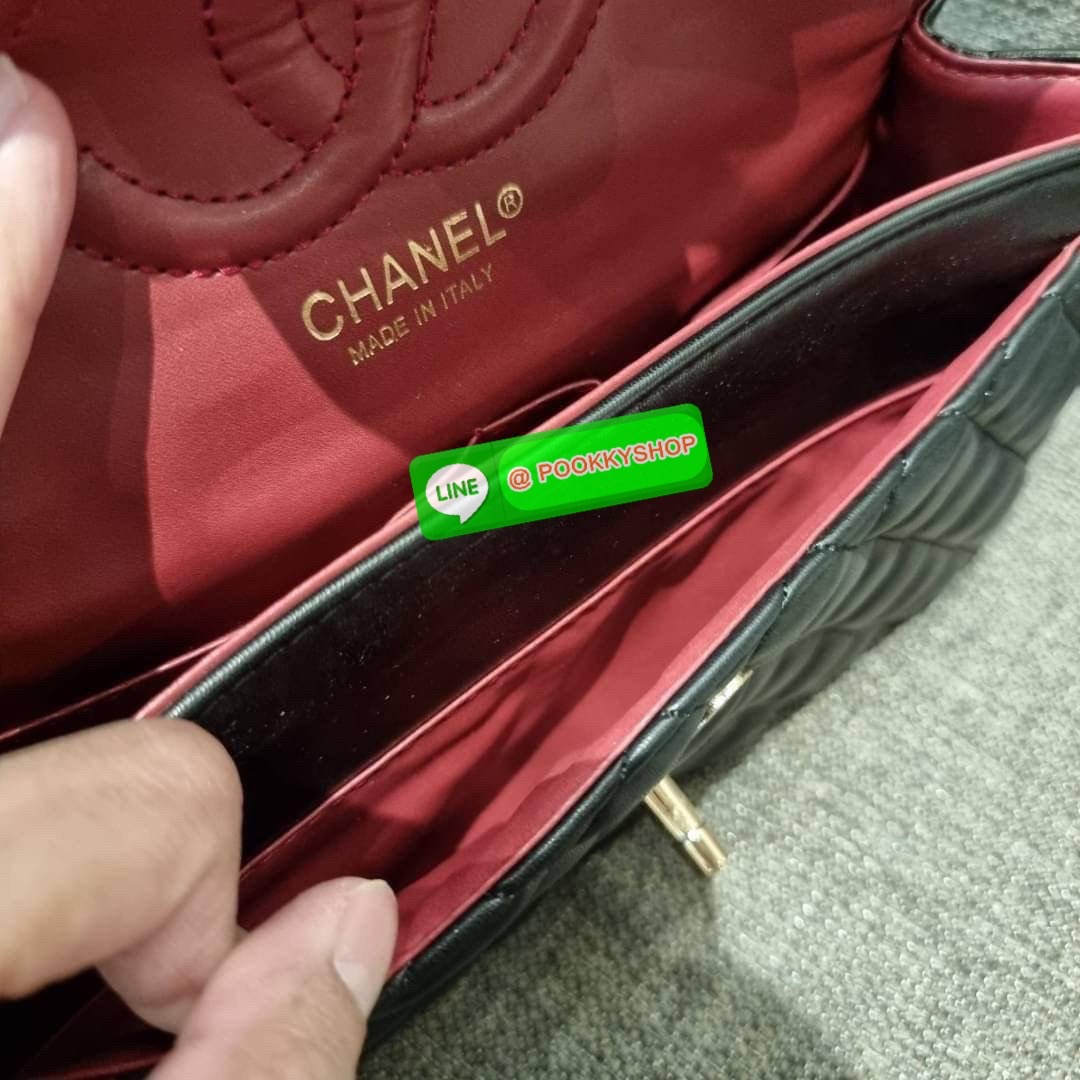 RESTOCK!! HOT ITEM!! Chanel premium for gift กระเป๋าสะพายหนังสังเคราะห์ลายคาร์เวีย อะไหล่พร้อมโซ่สะพายสีทอง ตัดกับกระเป๋าได้อย่างลงตัวและโดดเด่น เปิด-ปิดกระเป๋าด้วยตัวบิดล็อค ภายในกระเป๋ามีฝาปิดอีก 1 ชั้น บุหนังสีแดงโลโก้เด่น คม ชัด!! มีช่องโล่งกว้างจุของ
