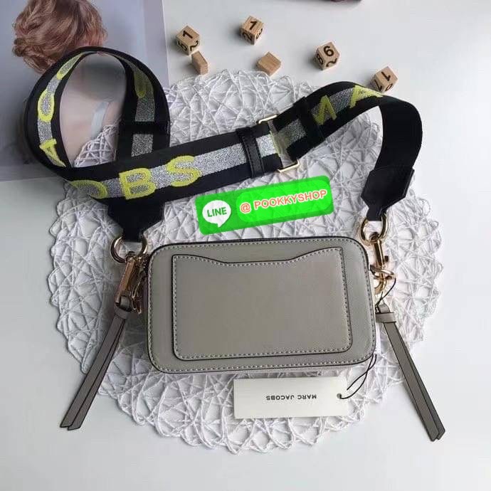 March Jacop Snapshot MJ Cross Body Bag กระเป๋าสะพายข้าง วัสดุหนัง Saffiano ด้านหน้าประดับด้วยโลโก้ J อันเป็นสัญลักษณ์ของแบรนด์ อะไหล่ทองหรูหรา มาพร้อมสายสะพายโลโก้แบบปรับได้ แบ่งเป็น2ช่องซิป ใบนี้คือเรียบหรูแต่ดูดีมาก ไม่ควรพลาดเลยค่า