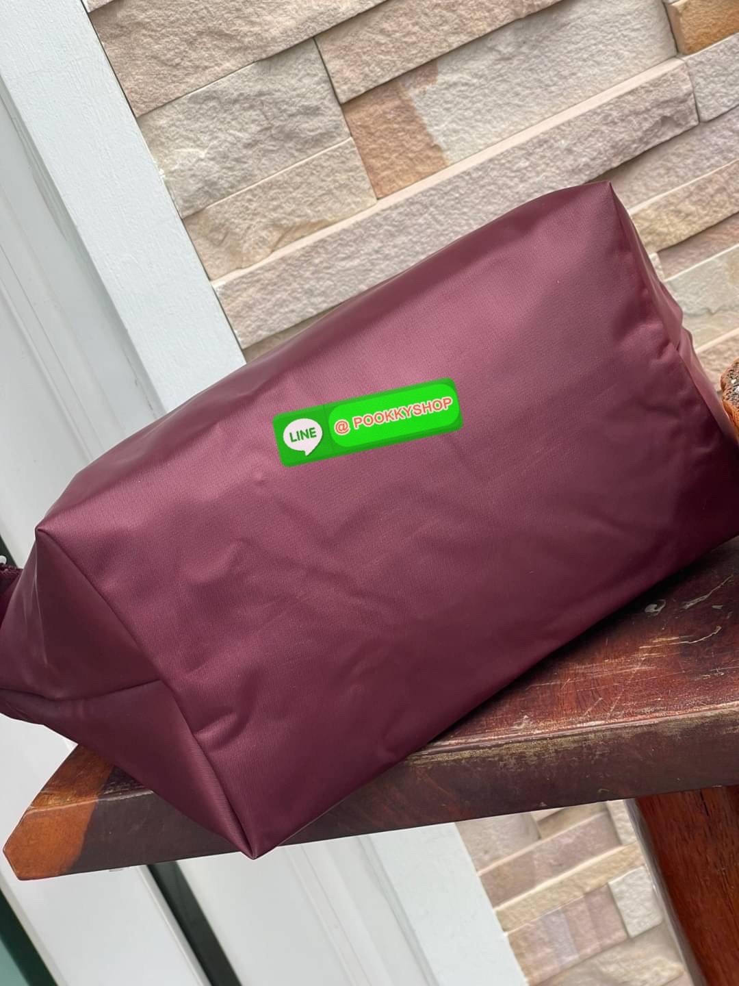 💕Longchamp LE PLIAGE NÉO TOP HANDLE BAG (small size) อีกหนึ่งรุ่นยอดนิยม ที่สาวๆ ต้องมีไว้เก็บไว้สักใบ กระเป๋าโท้ทใบนี้ มาพร้อมกับสีที่มีสไตล์เรียบง่าย มีสายสะพายยาวปรับสั้นยาวได้ช่วยให้คุณสามารถสะพายไหล่ได้อย่างสบาย ในตัวสายปักโลโก้อันเป็นสัญลักษ