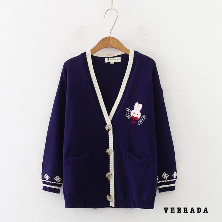 🌸New Collection🌸 Veerada Bunny Cute แน่นอนว่าเริ่มจะเข้าสู่ฤดูหนาวแล้ว ทุกคนก็ต้องไม่พลาดสรรหาเสื้อคลุมกันหนาว อบอุ่น ดูดี และราคาถูก ซึ่งหาได้ไม่ยาก เพราะเราเลือกแต่สิ่งดีๆ มีคุณภาพสูงราคาเบา อย่างเช่นตัวนี้เลยค่ะ ตัวใหญ่นิดหน่อย มีกระเป๋