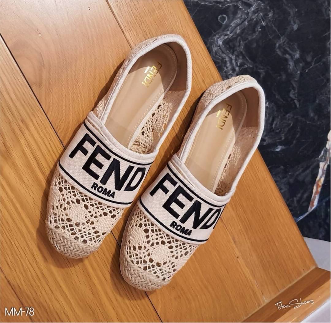 งานเข้าใหม่ เพิ่งมาค่ะ พร้อมส่ง คลอใหม่ สลิปออนงานลูกไม้คาด Fendi Roma น่ารักมากๆ รุ่นนี้ พื้นปั้มแบรนด์