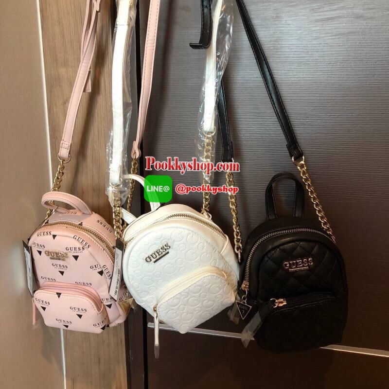 GUESS Factory Women's Evan Mini Crossbody กระเป๋าสะพายใบเล็กสุดน่ารักจาก guess มาแล้วค่า ไอเท็มสุดน่ารัก วัสดุทำจาก pu สกรีนลายสุดน่ารัก ด้านหน้ามีโลโก้ มีพวงกุญแจสวยเก๋ สายสะพายมีสายโซ่สลับหนังปรับได้ 5 ระดับ ด้านบนมีหูหิ้วจับถนัดมือ กระเป๋ามี 1 ช่อ