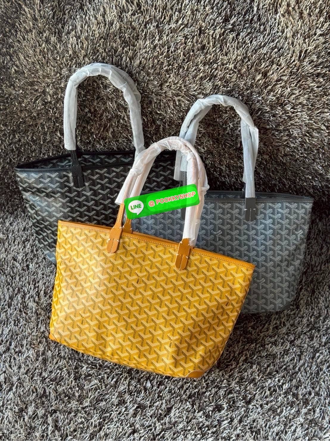 Goyard Artois PM Bag กระเป๋า Artois PM เป็นกระเป๋าที่มีซิปด้านบนเพิ่มคงามปลอดภัย ภายในพื้นที่กว้างเพื่อจัดระเบียบข้าวของของคุณ มันโดดเด่นด้วยฐานด้านล่างทั้งสองมุมเย็บต่อด้วยหนังใช้งานในแบบทางการหรือกึ่งทางการก็ได้