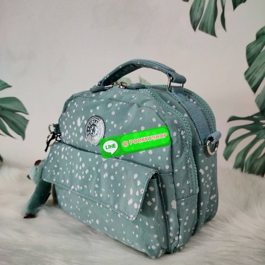 KIPLING Cand 2 ways backpack กระเป๋าถือหรือสะพายข้าง ขนาดกลาง วัสดุ Polyester 100% -ด้านหน้ามี 2 ช่องซิป -ช่องหลักโล่งกว้าง ใส่ของได้เยอะสุดๆ พร้อมช่องซิปและช่องแยกด้านข้างให้แยกของได้เป็นระเบียบมากขึ้น สามารถติใส่กระเป๋าสตางค์ใบยาวได้ มาพร้อมสายคล้องพวงก