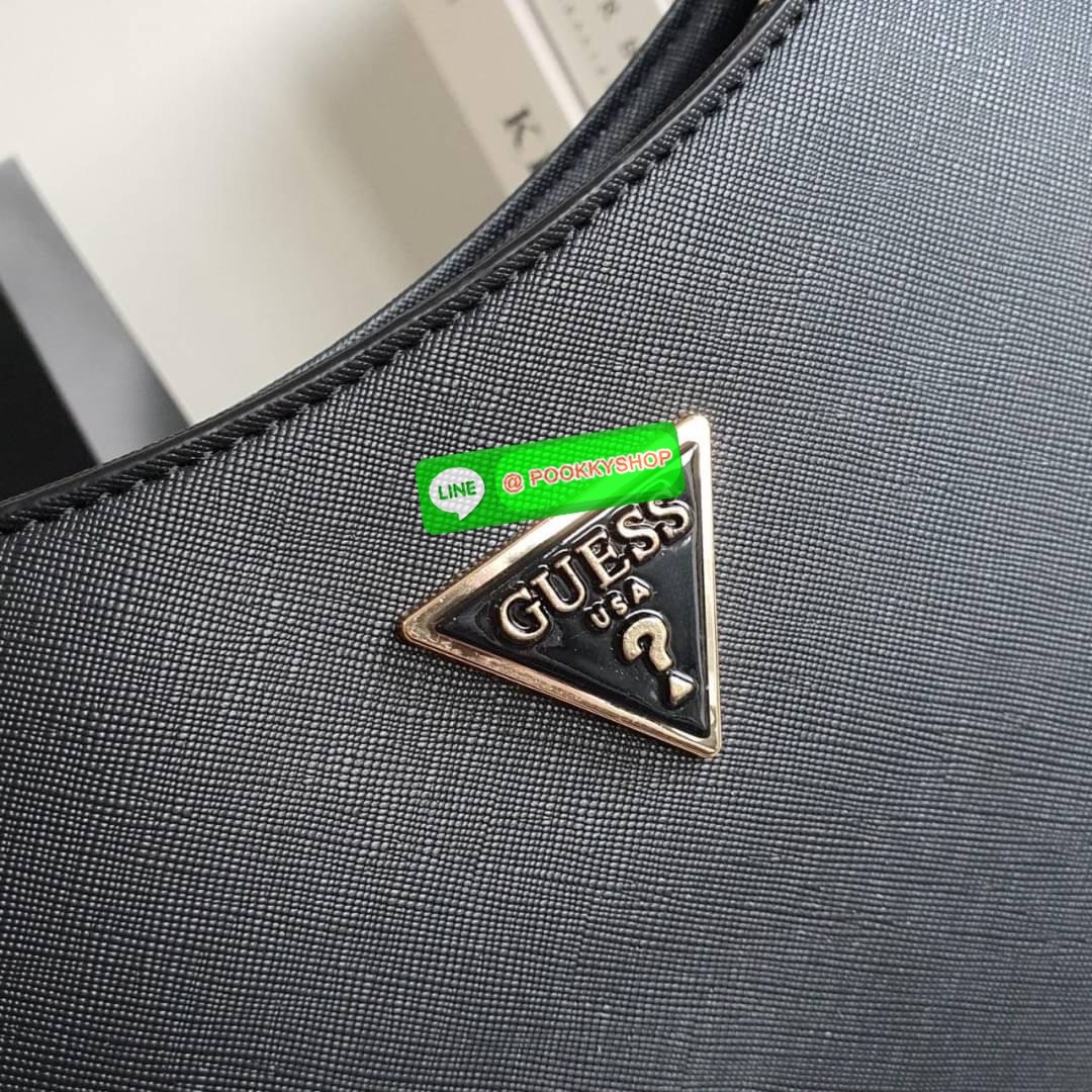 รุ่นใหม่ล่าสุด! GUESS ALEXIE TOP ZIP SHOULDER BAG กระเป๋าทรงยอดฮิต ซื้อ1ได้ถึง2ไอเท็ม วัสดุตัวหนังลาย SAFFIANO สวยหรู เปิดปิดด้วยซิปยาว ด้านในใส่กระเป๋าสตางค์ยาว มือถือได้ทุกรุ่น พร้อมช่องซิปและช่องใส่บัตรแยกให้ เพิ่มความน่ารักด้วย กระเป๋าใส่เหรียญใบเล็กท