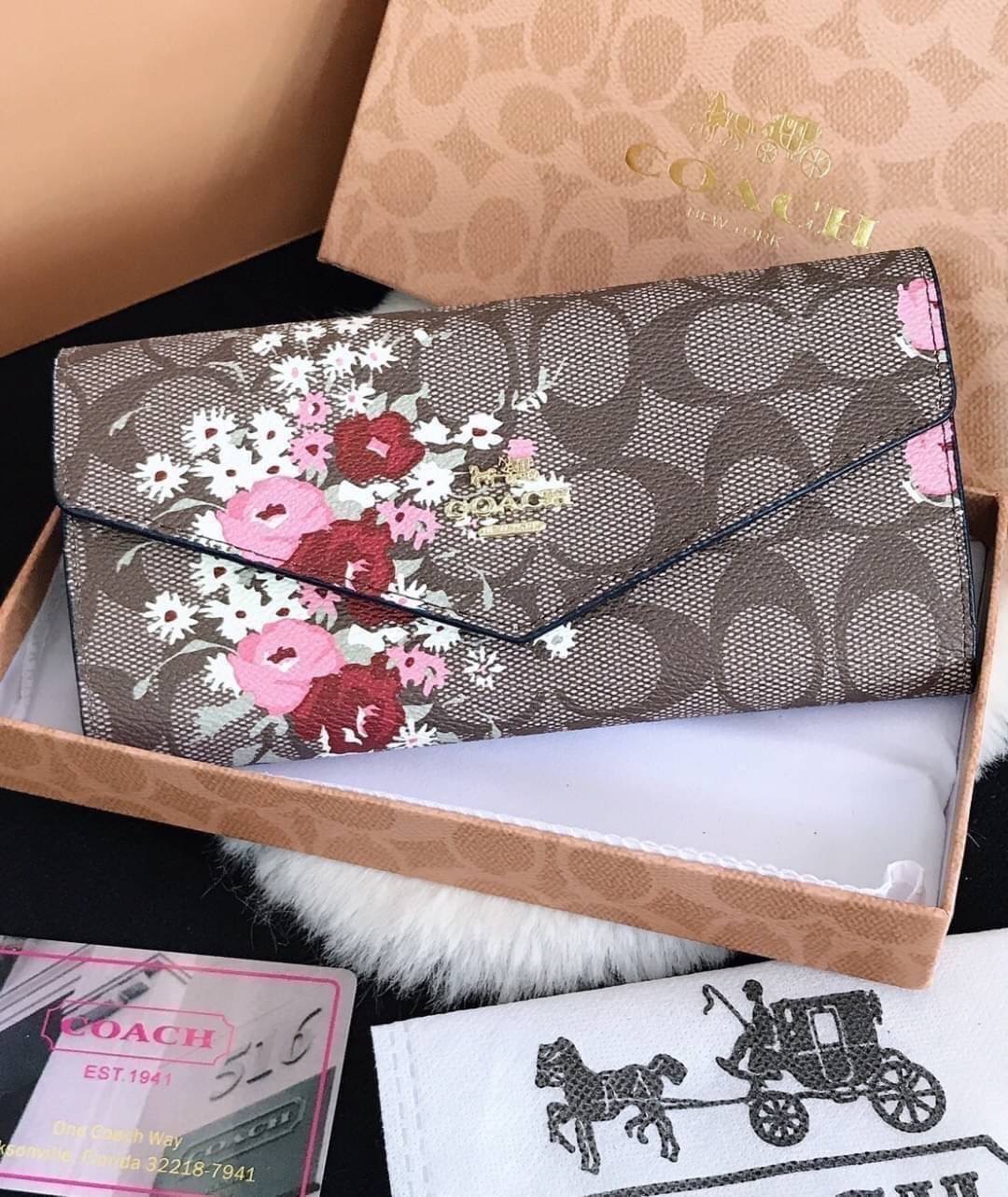 กระเป๋าสตางค์ coachสองพับ ใบยาว งานเกรดพรีเมี่ยม ปั้มทุกจุด ลายฮิตของCoach ด้านใน 2 ช่องใส่เเบงค์ ใส่บัตร 1 ซิปตรงกลาง ภายในมี 2 ช่อง มีช่องซิปตรงกลาง ปิดเปิดแบบกระดุม งานสวย