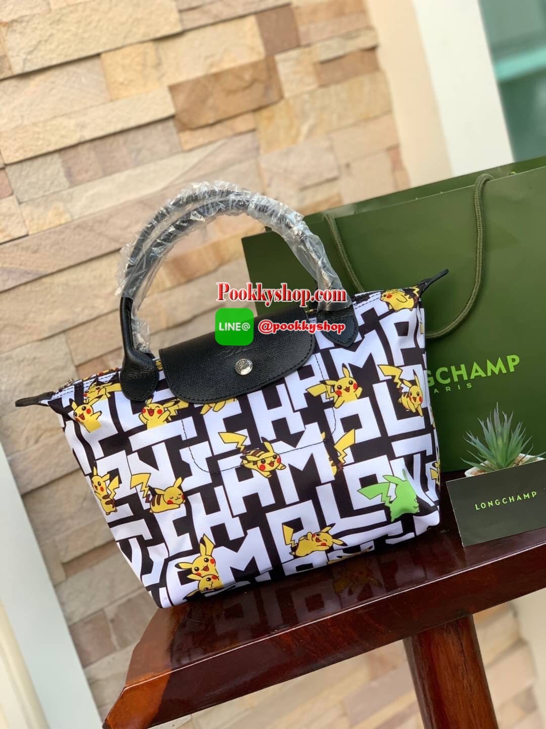 LONGCHAMP X POKÉMON SHOULDER BAG เพราะรู้ว่า &quot;เลอ ปลิยาจ&quot; (Le Pliage) เป็นกระเป๋าไอคอนิคยอดนิยมของคนทุกเพศทุกวัย ไม่ว่าจะเป็นคนธรรมดาหรือเซเล็บ ลองฌอมป์ก็เลยจัดให้ &quot;ปิกาจู&quot; ไปวิ่งเล่นอยู่บนกระเป๋าที่ออกมาเป็นซีรีส์ซะเลย และยังคงความ Le