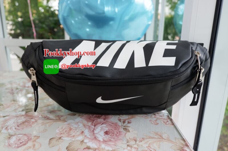 Brand : Nike กระเป๋าคาดเอว สะพายข้างใบใหญ่ เก็บของได้เยอะ ภายนอกมี2 ซิป ภายใน มีซิปเล็กไว้เก็บของ สายสะพายปรับได้ ใส่ได้ทั้งผู้หญิง และ ผู้ชาย