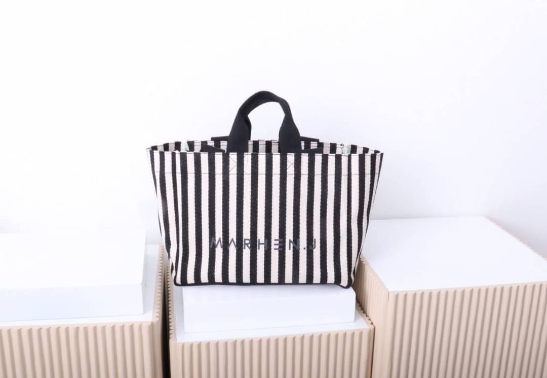 มาอีกรอบละจร้าาา 💥MJ ตัวใหม่ล่าสุด บอกเลยของมันต้องมี ใบใหญ่จุใจใส่ของได้จุกๆ ดีไซน์แบบ shopping bag ถือได้หิ้วได้ น่าร๊ากๆๆๆ เนื้อผ้าวัสดุอย่างดีและหนา มาตามคำเรียกร้อง...