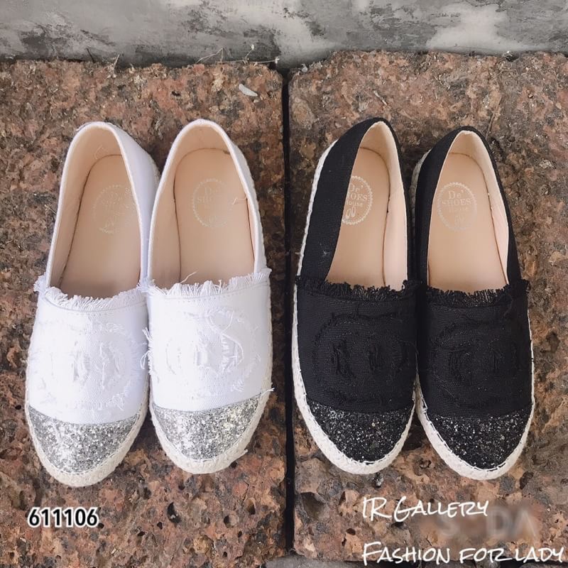 แบบขายดี!! พร้อมส่ง รองเท้าผ้าใบลำลองแฟชั่น แบบสวมแต่งชายรุ่ยดีไซน์สวย มาในรูปแบบวัสดุผ้าแคนวาสเกรด A ปักโลโก้ ด้านหน้าแต่งกลิตเตอร์วิ้งๆ ขอบหุ้มเชือกพันปอ ส้นยางกันลื่นทรงสวย สวมใส่ง่าย สวยนำเทรนด์ก่อนใครที่นี่ที่เดียว