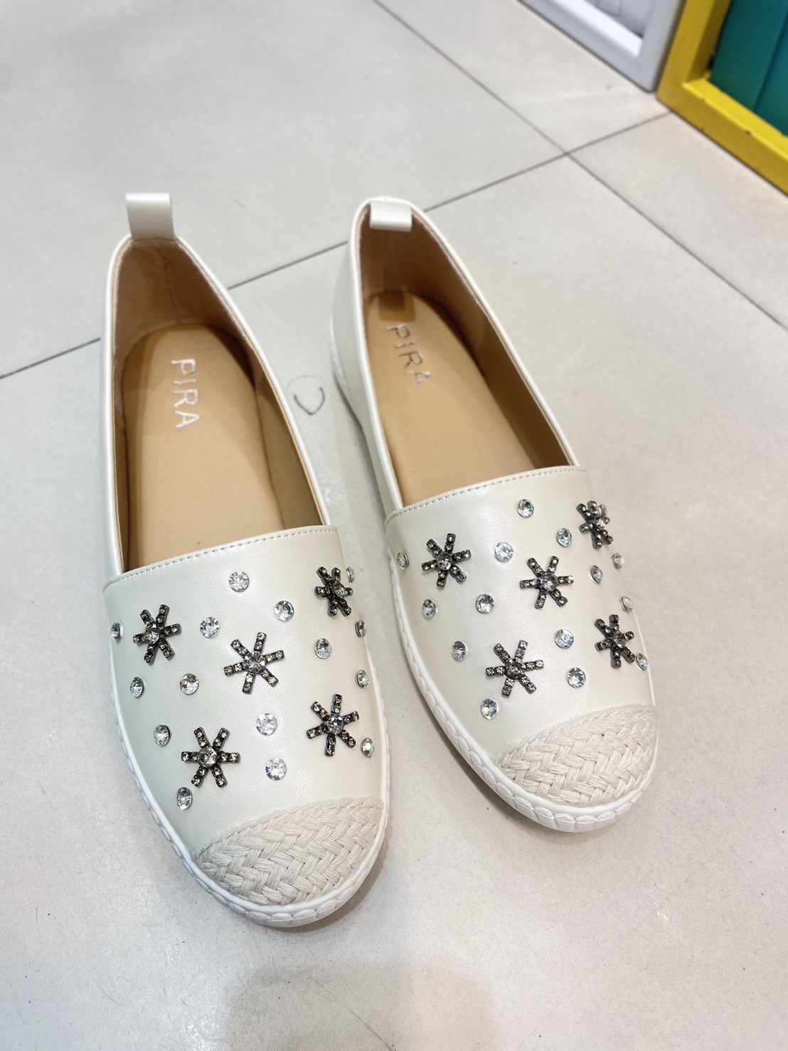 สินค้าขายดี พร้อมส่ง อร๊ายย รองเท้า slip on เป็นงานเรียบๆ แต่ดูดีมากค่า รุ่นที่สาวๆตามหามาแล้วจ้า งานสวยๆเกร๋ๆ ต้องรุ่นนี้เลยคะ 🎊 รองเท้ารุ่นนี้สาวๆควรมีติดตู้ จะแมตช์กับกระโปรง👗หรือกางเกง👖 ก็น่ารักของมันต้องมีค่า 💕