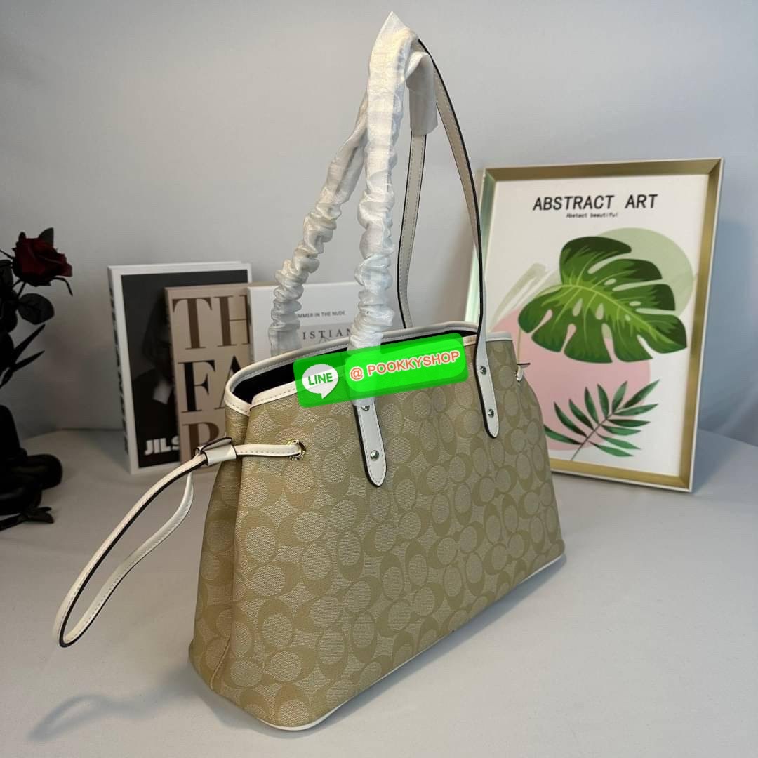 กระเป๋าสะพายไหล่ CCOACH DRAWSTRING CARRYALL IN SIGNATURE COATED CANVAS ( COACH F57842 ) กระเป๋าถือหนังเคลือบลายเซ็น ด้านในมีซิป ใส่โทรศัพท์ และมัลติฟังก์ชั่น กระเป๋า ช่องซิปกลาง Dogleash คลิปปิด ซับในผ้า