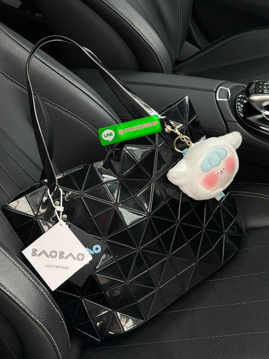 💕 Bao Bao Issey Miyake ROCK MATTE ซีรีส์นี้จะเป็นทรงสี่เหลี่ยมผืนผ้า มีซิปปิดด้านบน ถือเป็นรุ่นที่เหมาะกับการใช้งานในชีวิตประจำวัน สามารถพับมุมและบริเวณด้านล่างของกระเป๋าเพื่อเพิ่มความสะดวกสบายในการใช้งาน ทั้งยังช่วยให้วางกระเป๋าในแนวตั้งได้อีกด้ว