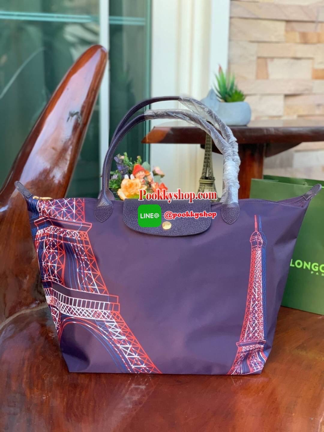 Longchamp Made In France Le Pliage Eiffel Tower Limited Edition Tote Bag สุดลิมิเตทกับlongchamp ที่ ออกมาเฉพาะซีซั่น พิมพ์ลายหอไอเฟล สามาถพับเก็บได้ ตรงตามชื่อทรง (คำว่า Le Pliage เป็นภาษาฝรั่งเศส แปลว่าการพับ) ส่วนฝาปิดและหูจับเป็นหนังที่ทำให้กระเป๋าดูไม