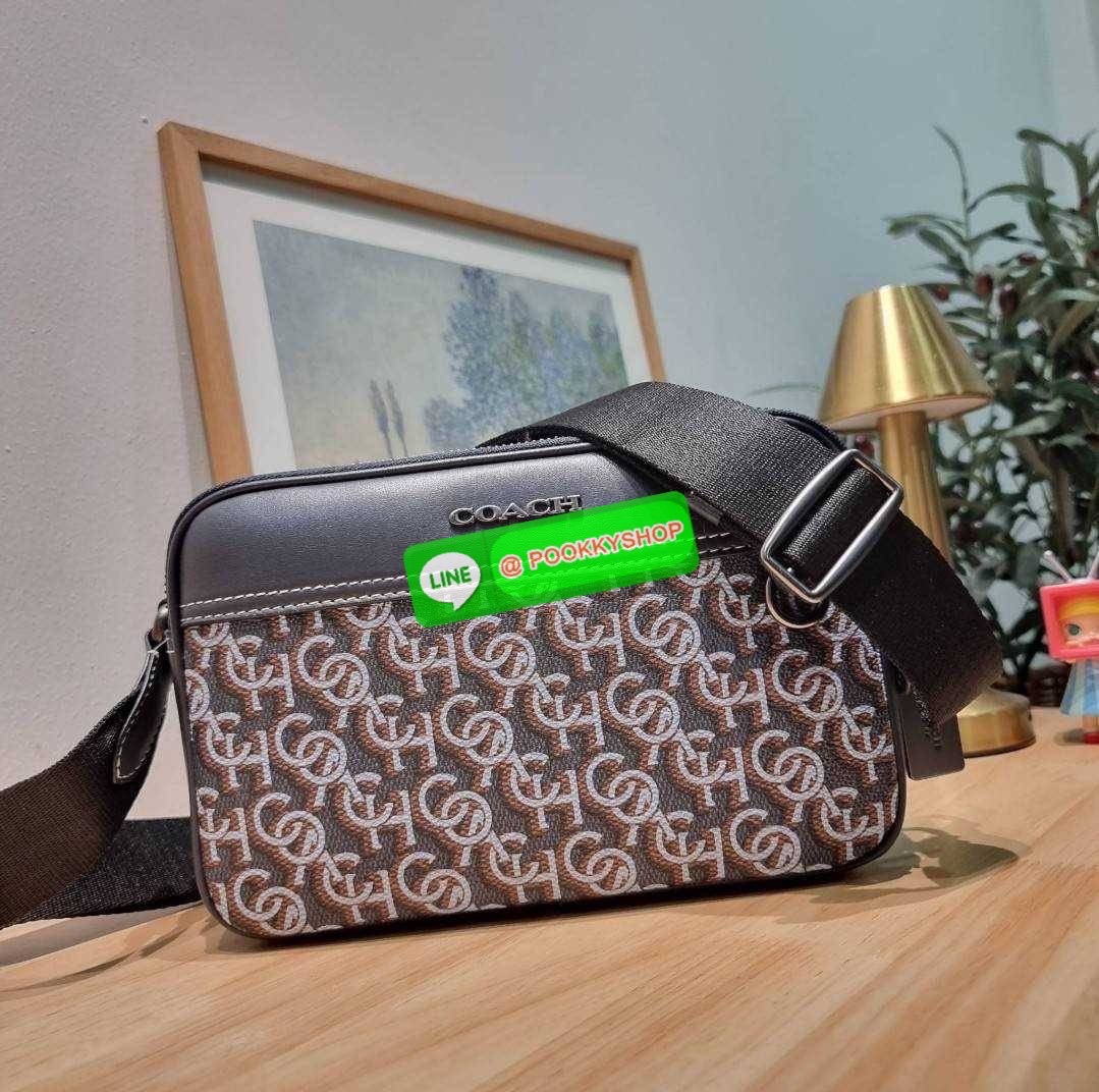 COACH CF484 GRAHAM CROSSBODY WITH COACH MONOGRAM PRINT 🔆 Details ใหม่ล่าสุด กับดีไซน์โฉมใหม่ ที่เปลี่ยนลุคไปเลย กระเป๋าครอสบอดี้ทรงยอดฮิตสุดคลาสสิค ใช้งานง่ายและสะดวก ด้านหลังมีช่องย่อย เปิด-ปิดด้วยซิปหลัก 2 ช่อง แบ่งสัดส่วน ภายในเป็นช่องโล่ง ใส่ข