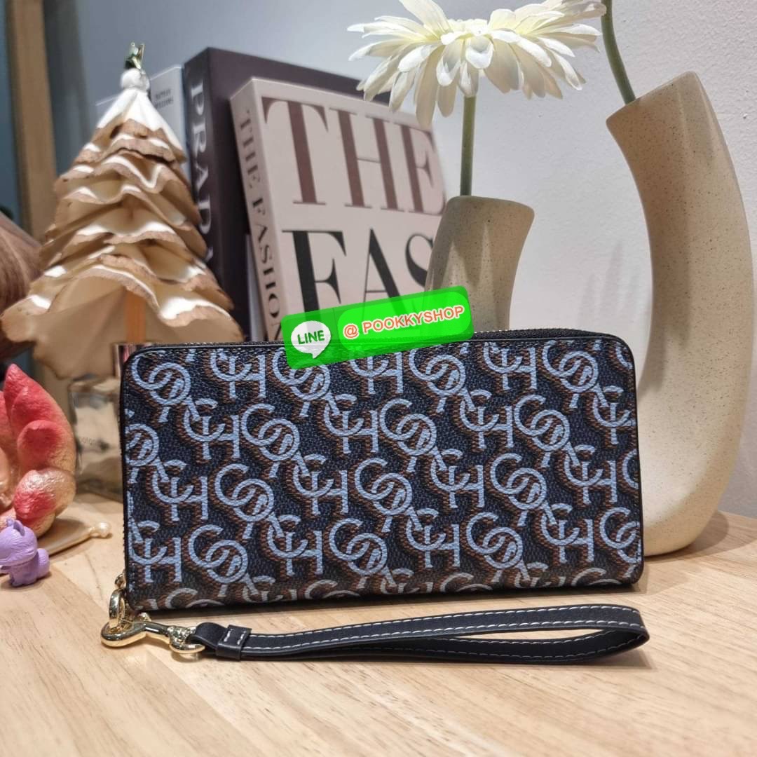 COACH CF521 LONG ZIP AROUND WALLET WITH SIGNATURE MONOGRAM 🔆 Details กระเป๋าสตางค์ใบยาว คอลเลคชั่นใหม่ กับดีไซน์ใหม่ ฉีกกฏทุกการดีไซน์ ด้วยลวดลายโมโนแกรมรอบใบโดดเด่น สะดวกใช้งานด้วยสายคล้องมือที่สามารถถอดออกได้ พกพกง่ายที่สุด รูดใช้งานด้วยซิปรอบใบ
