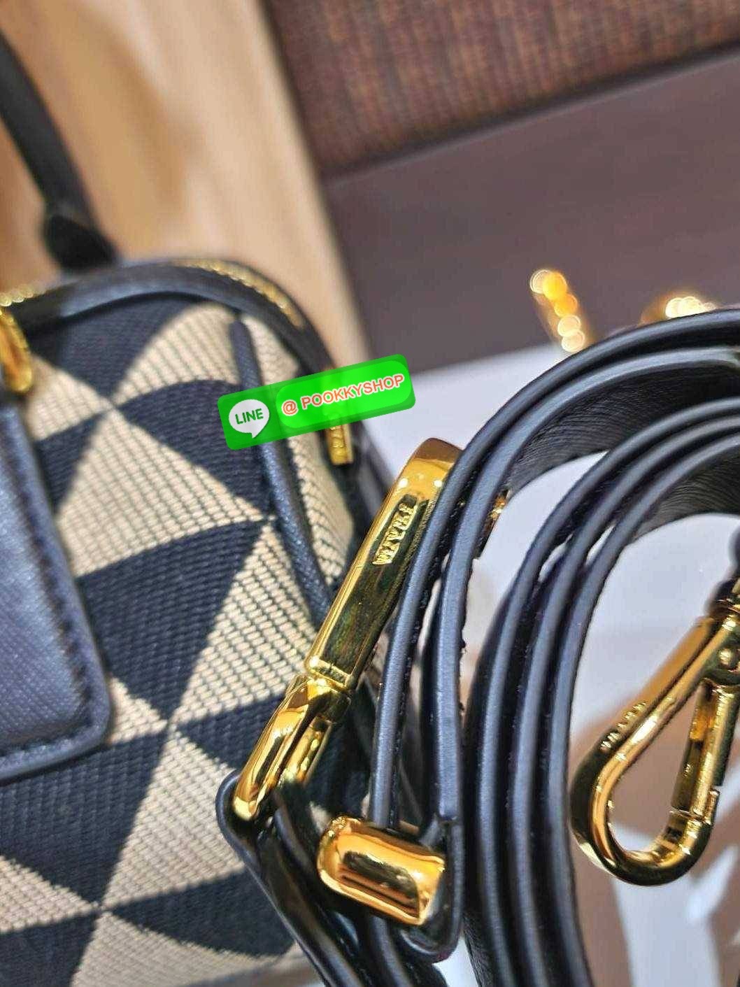 ✴️ห้ามพลาด!✴️PRADA FABRIC MICRO BAG VIP GIFT WITH PURCHASE (GWP) กระเป๋าพรีเมี่ยมกิ๊ฟ Limited จาก PRADA DUTYFREE COUNTER โดดเด่นที่วัสดุ Jacquard Fabric Micro ดีไซน์สวยคลาสสิคขนาดกำลังดี หูกระเป๋าประดับTagแบรนด์ถอดออกได้ ภายในมีโลโก้ ใส่มือถ