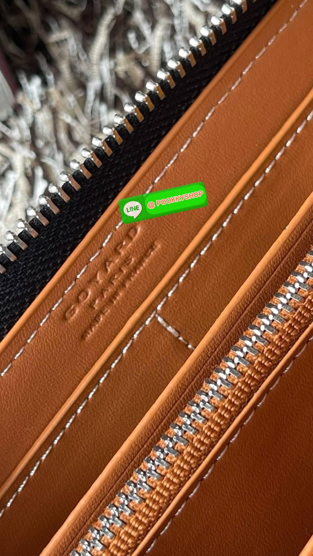 Goyard Matignon GM Wallet แบรนด์สัญชาติฝรั่งเศสที่มีความคลาสสิคและลวดลายอันเป็นสัญลักษณ์ อีกหนึ่งรุ่นที่แนะนำ กระเป๋าสตางค์ แบบยาว Matignon GM ที่มีซิปปิดสนิทและปลอดภัย ช่องใส่การ์ด 12 ช่อง ช่องซิปตรงกลาง และช่องเก็บของขนาดใหญ่ 2 ช่อง ช่วยให้คุณเก็บการ์ด