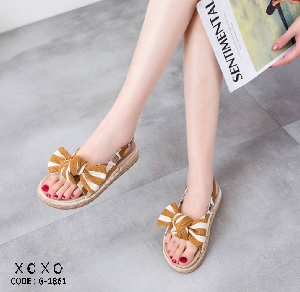 สินค้าพร้อมส่ง แถมฟรี สายคล้องเป็นรัดหลัง แตะสวม งานเก๋ วัสดุผ้าลายสลับสี ด้านหน้ามัดโบ พื้นรองเท้าส้นเสมอ ไม่ต้องเขย่ง สวมใส่ง่าย กระชับ แมทส์ชุดง่าย ติดรูเกี่ยวตะขอขอบรองเท้า ใส่ได้ 2 แบบ จะใส่แบบแตะ หรือมีสายรัดหลังง่ายๆ โดยเกี่ยวตะขอ เท่านั้นเอง ก็เปล