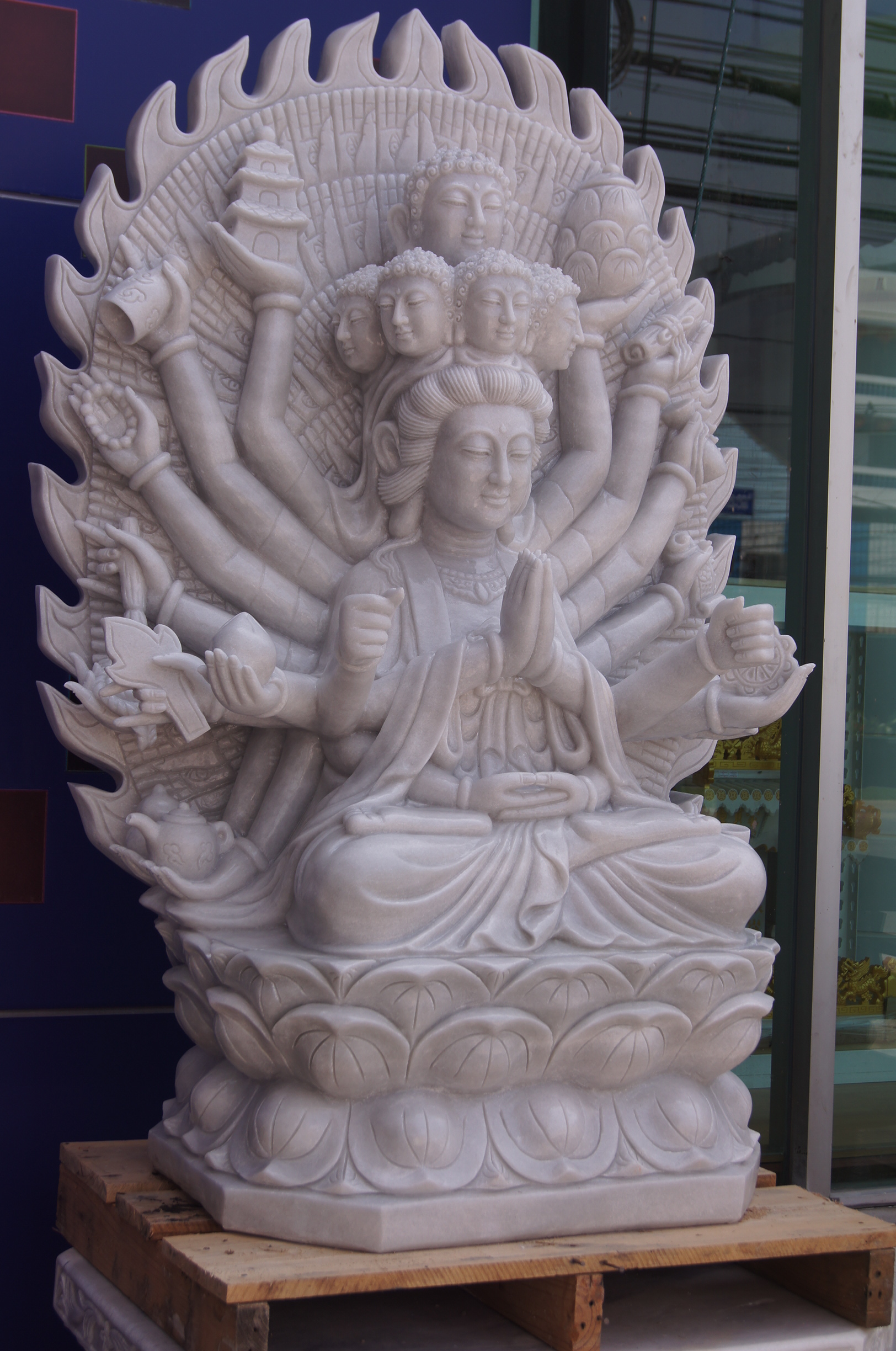 เจ้าแม่กวนอิมพันมือ ขนาด สูง 140 เซนติเมตร ฐานสูง 70ซม กว้าง 128 เซนติเมตร ปางพันมือ แกะสลักจากหินอ่อนขาว