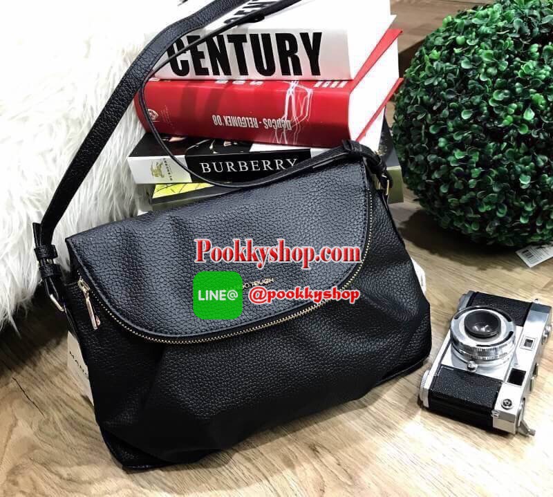 รีพีทรอบที่14!!! Don't Miss! ไอเท็มที่สาวๆกดLikeกันรัวๆ MANGO QUITED SHOULDER BAG กระเป๋าสะพายวัสดุหนังแกะสังเคราะห์แบบนิ่มประดับโลโก้อะไหล่ทองด้านหน้า เปิดปิดได้2ช่องทั้งฝาปิดกระดุมแม่เหล็กหรือซิปรอบปากกระเป๋า มาพร้อมสายสะพายยาวขนาดกำลังดี น้ำหนักเบ