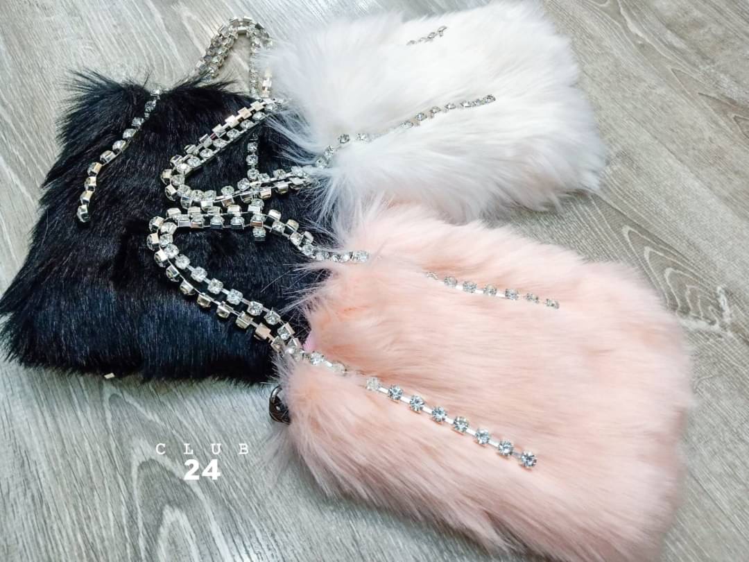 𝑵𝑬𝑾 𝑵𝑬𝑾‼️ ตอนรับเทศกาลที่จะถึงนี้ กระเป๋าขน รุ่นนี้เป็นขนนิ่มๆนุ่มๆเลยคะ ทรงสี่เหลี่ยม ตรงสายถือเป็นเพรช มีสายสะพายยาวข้างได้ น่ารักสุดๆ ทุกคนต้องมีนะคะ บอกเลยถือแล้วไม่ซ้ำใครแน่นอน